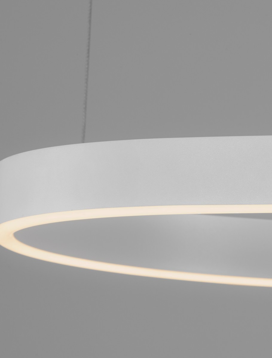 Biała lampa wisząca Velbano z jedną diodą LED o mocy 61W. Okrągły, płaski kształt z delikatnym podświetleniem na obrzeżu. Ujęcie z góry, pokazujące detale konstrukcji i materiału.