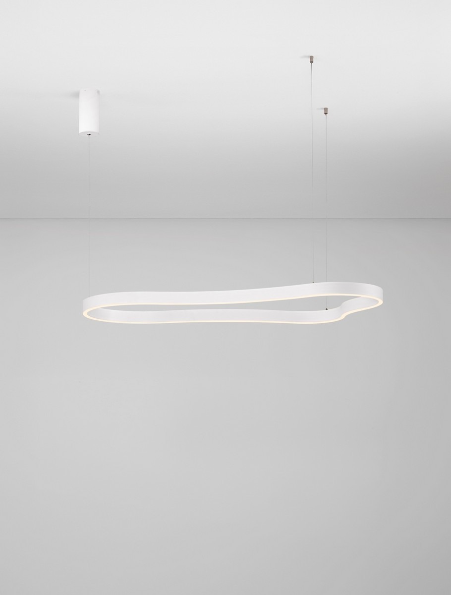 Lampa wisząca Velbano 1xLED 61W w kolorze białym, o nowoczesnym, falistym kształcie. Zawieszona na cienkich linkach, z zamontowanym źródłem światła LED. Tło proste, szare, podkreślające minimalistyczny design.