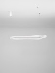 Lampa wisząca Velbano 1xLED 61W w kolorze białym, o nowoczesnym, falistym kształcie, zawieszona na cienkich przewodach. Ujęcie frontalne, produkt widoczny na jednolitym, jasnym tle.