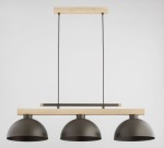 Lampa wisząca Verta 1 z trzema kloszami w czekoladowym brązie, zawieszona na drewnianej listwie. Klasyczny design, z metalowymi kloszami i drewnianym akcentem, idealna do nowoczesnych wnętrz. Zawieszenie w prostej linii, z widocznymi kablami.