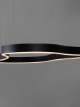 Lampa wisząca Velbano 1xLED 61W w kolorze czarnym, o nowoczesnym, falistym kształcie. Zawieszona na cienkich linkach, emitująca ciepłe światło z wbudowanego źródła LED. Tło w odcieniu szarości, podkreślające minimalistyczny design.