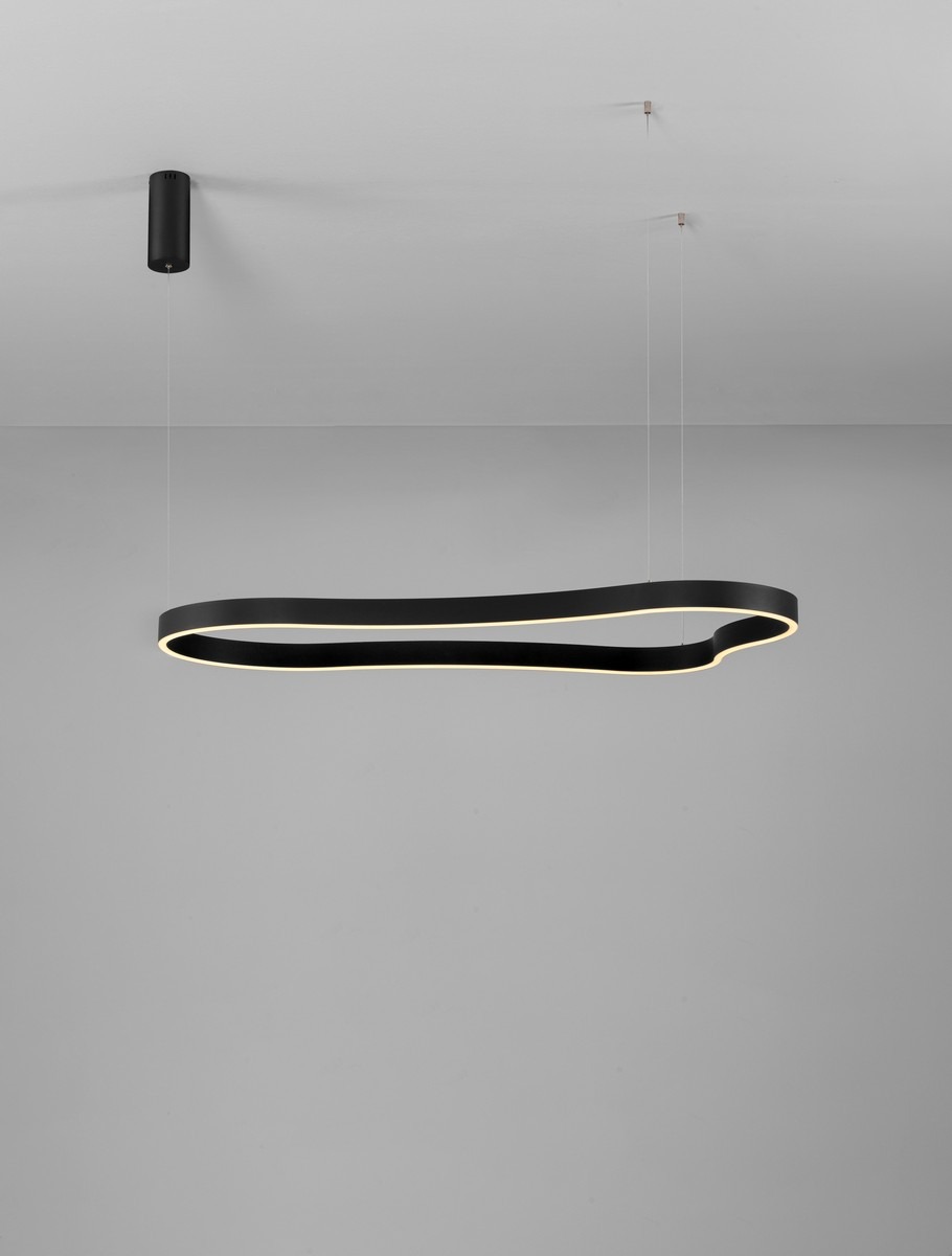 Czarna lampa wisząca Velbano z jedną diodą LED, o opływowym kształcie, zawieszona na cienkich linkach. Delikatna linia światła otacza lampę, co tworzy nowoczesny efekt. Ujęcie frontalne, na jednolitym, szarym tle.