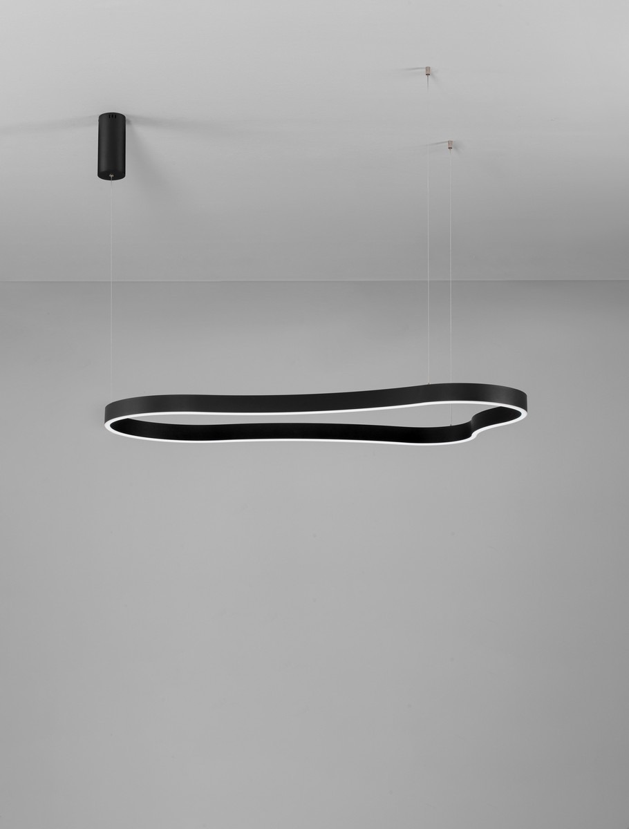 Lampa wisząca Velbano 1xLED 61W w kolorze czarnym, o eliptycznym kształcie. Zawieszona na cienkich linkach, z białym podświetleniem wzdłuż krawędzi. Montaż sufitowy, minimalistyczny design. Tło w jasnej tonacji, podkreślające formę lampy.