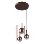 Lampa wisząca LED Camino 30W 3000K w kolorze miedzi, zawieszona na czarnych linkach. Składa się z trzech różnych długości elementów: dwóch cylindrów i dwóch kulistych, z połyskującą powierzchnią. Utrzymana w nowoczesnym stylu.