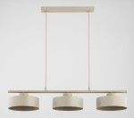Beżowa lampa wisząca Selia z trzema oprawami E27, zawieszona na cienkich linkach, z prostą metalową belką. Klosze w kształcie cylindrów, matowe, z delikatną teksturą. Produkt wisi na jednolitym tle, podkreślając minimalistyczny design.