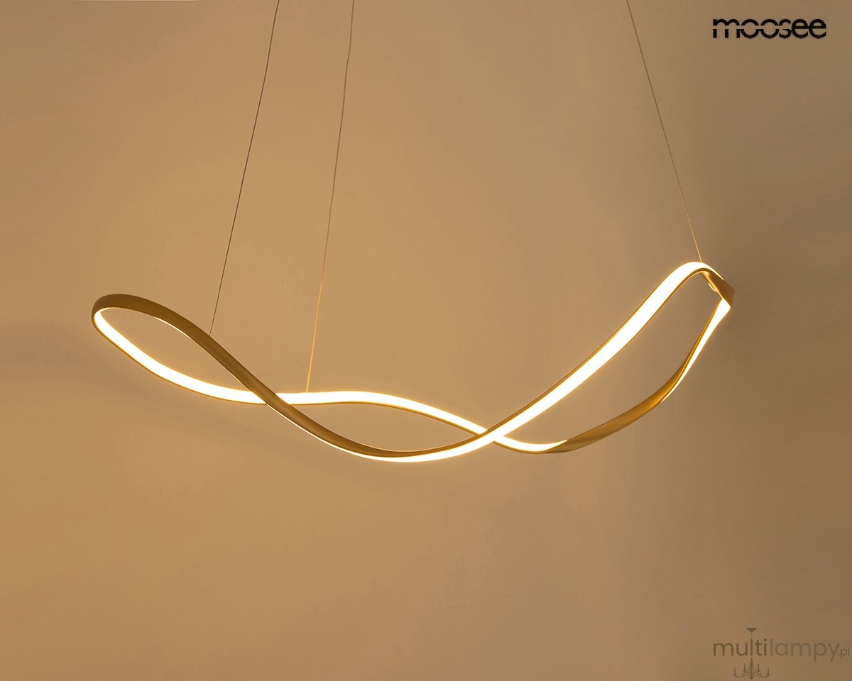 Lampa wisząca LED Waves 60, złota, o mocy 28W i temperaturze barwowej 3000K. Charakteryzuje się falistym kształtem i nowoczesnym designem, zawieszona na cienkich linkach, emitując ciepłe światło.