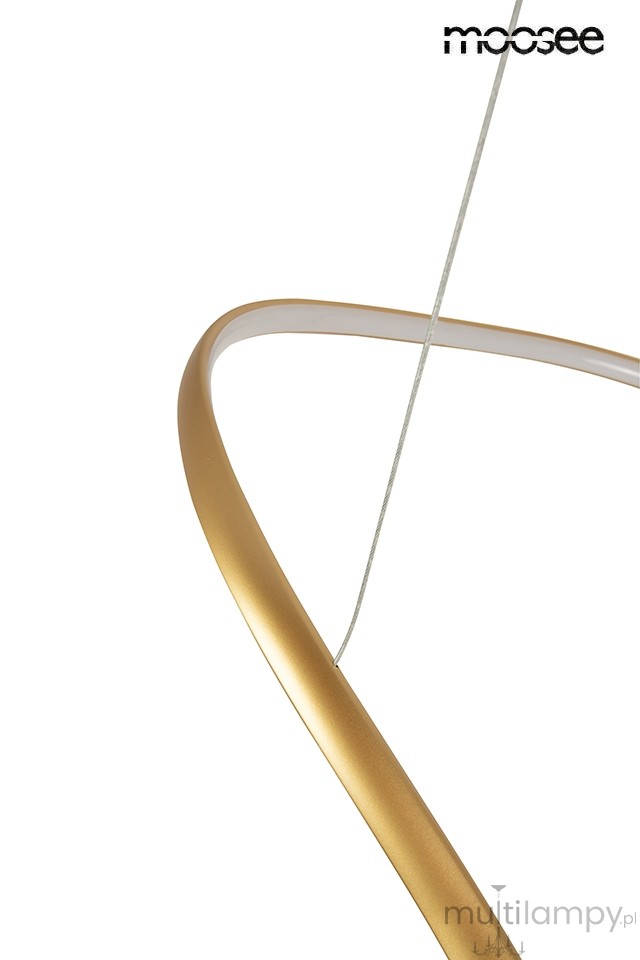 Lampa wisząca LED Waves 60 w kolorze złotym, z cienką, zaokrągloną konstrukcją. Widoczny kabel mocujący. Lampa ma nowoczesny, minimalistyczny design, idealna do nowoczesnych wnętrz. Temperatura barwowa 3000K.
