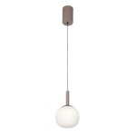 Lampa wisząca LED Montes 6W CCT w kolorze brązowym. Okrągła, matowa kula z żłobieniami, zawieszona na cienkim przewodzie. Górna część w brązowym odcieniu, minimalistyczny design idealny do nowoczesnych wnętrz.
