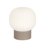 Lampa stołowa LED Montes 6W CCT w kolorze brązowym, z okrągłym kloszem o fakturze żłobkowanej, na solidnej podstawie. Klosz ma biały, półprzezroczysty materiał, co zapewnia miękkie światło, idealne do różnych aranżacji wnętrz.