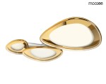 Lampa sufitowa Cell 3 z pilotem LED o mocy 120W, w kolorze złotym. Posiada trzy owalne klosze w białym kolorze, umieszczone na prostokątnej podstawie. Ujęcie frontalne, prezentujące elegancki design i połysk powierzchni.