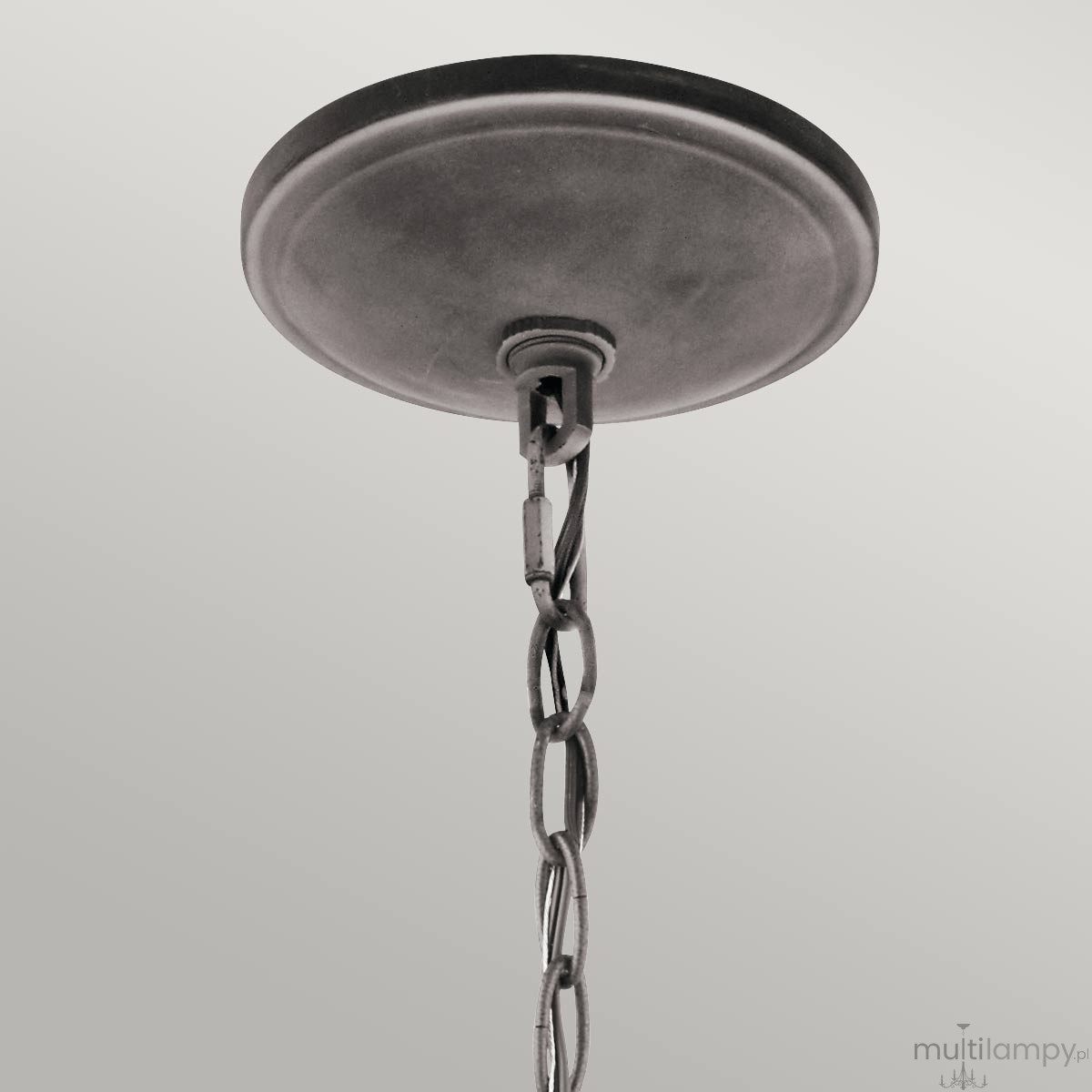 Lampa wisząca Taulbee z postarzanym cynkiem, zawieszona na metalowym łańcuchu. Widoczna górna część z okrągłym, płaskim sufitem. Elementy wykończeniowe w odcieniach szarości, idealna do stylowych wnętrz.