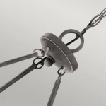 Lampa wisząca Taulbee z postarzanym cynkiem, z sześcioma mocowaniami na żarówki E14. Widok z góry, pokazujący detale mocowania i zawieszenia, w tym okrągłą podstawę i metalowe łańcuchy.