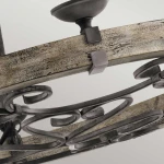 Lampa wisząca Taulbee z postarzanym cynkiem, z sześcioma oprawkami E14. Widoczna konstrukcja z metalowymi detalami w formie ozdobnych spirali oraz surowym, drewnianym elementem w odcieniach szarości i brązu.