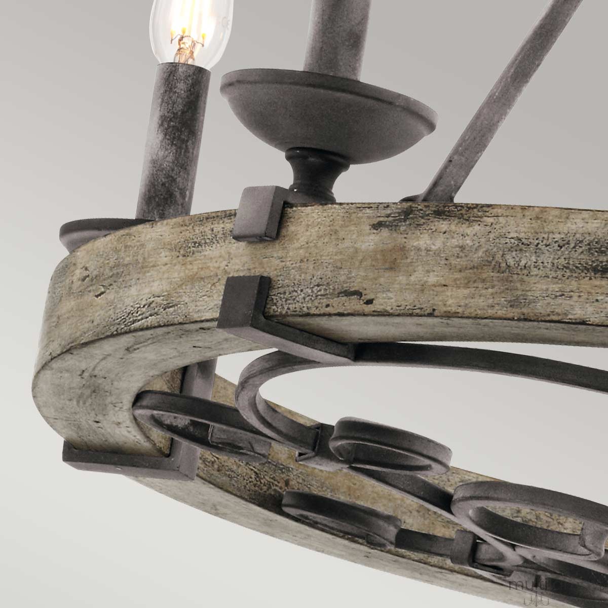 Lampa wisząca Taulbee z postarzanym cynkiem, z sześcioma miejscami na żarówki E14. Okrągła konstrukcja z dekoracyjnymi elementami metalowymi i drewnianym wykończeniem. Widok z góry, ukazujący detale mocowania i żarówki.