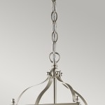 Lampa wisząca Larkin S w kolorze szczotkowanego niklu, z delikatnymi, zaokrąglonymi elementami oraz łańcuchem podwieszającym. Widoczna konstrukcja z dwoma miejscami na żarówki E14. Prosty, nowoczesny design.
