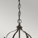 Larkin S lampa wisząca w kolorze starym brązie, z metalowymi elementami. Widoczny łańcuch mocujący oraz dekoracyjne detale. Ujęcie z góry, ukazujące kształt i konstrukcję lampy.