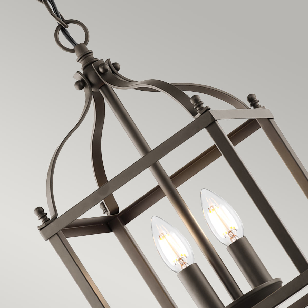 Lampa wisząca Larkin S w starym brązie, z metalową konstrukcją w formie prostokątnego klosza. Posiada dwa gniazda E14 z przezroczystymi żarówkami, zawieszona na czarnym przewodzie, widok z góry.