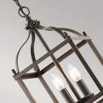 Lampa wisząca Larkin S w starym brązie, z metalową konstrukcją w formie prostokątnego klosza. Posiada dwa gniazda E14 z przezroczystymi żarówkami, zawieszona na czarnym przewodzie, widok z góry.