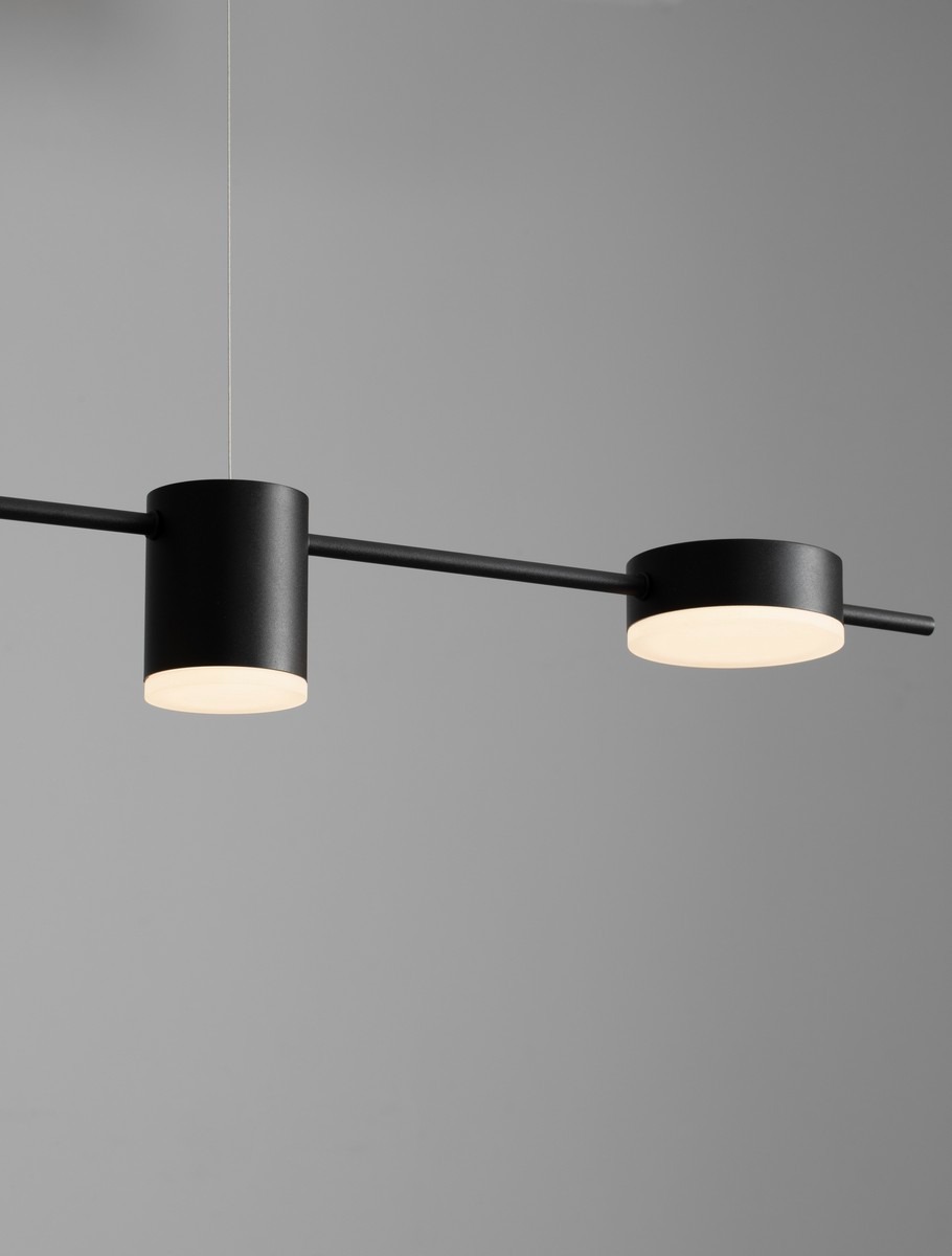 Lampa wisząca Orelvio z czterema źródłami LED 20W CCT w kolorze czarnym. Produkt ma minimalistyczny design, z okrągłymi kloszami i prostą, poziomą belką. Zawieszona na cienkim przewodzie, idealna do nowoczesnych wnętrz.