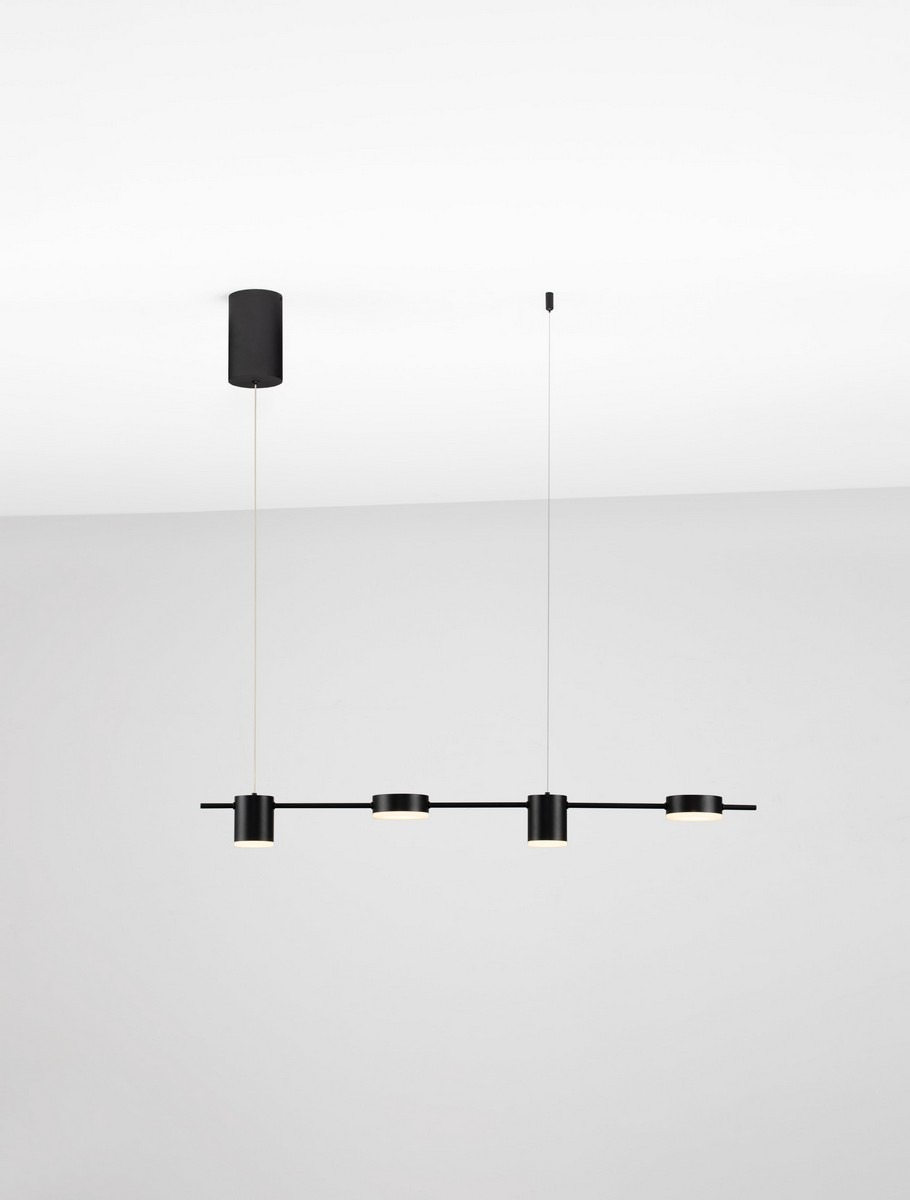 Lampa wisząca Orelvio w kolorze czarnym z czterema źródłami światła LED o mocy 20W. Prosta konstrukcja z poziomą belką i okrągłymi kloszami, zawieszona na cienkich linkach. Tło jasne, minimalistyczne.