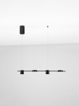 Lampa wisząca Orelvio w kolorze czarnym z czterema źródłami światła LED o mocy 20W. Prosta konstrukcja z poziomą belką i okrągłymi kloszami, zawieszona na cienkich linkach. Tło jasne, minimalistyczne.