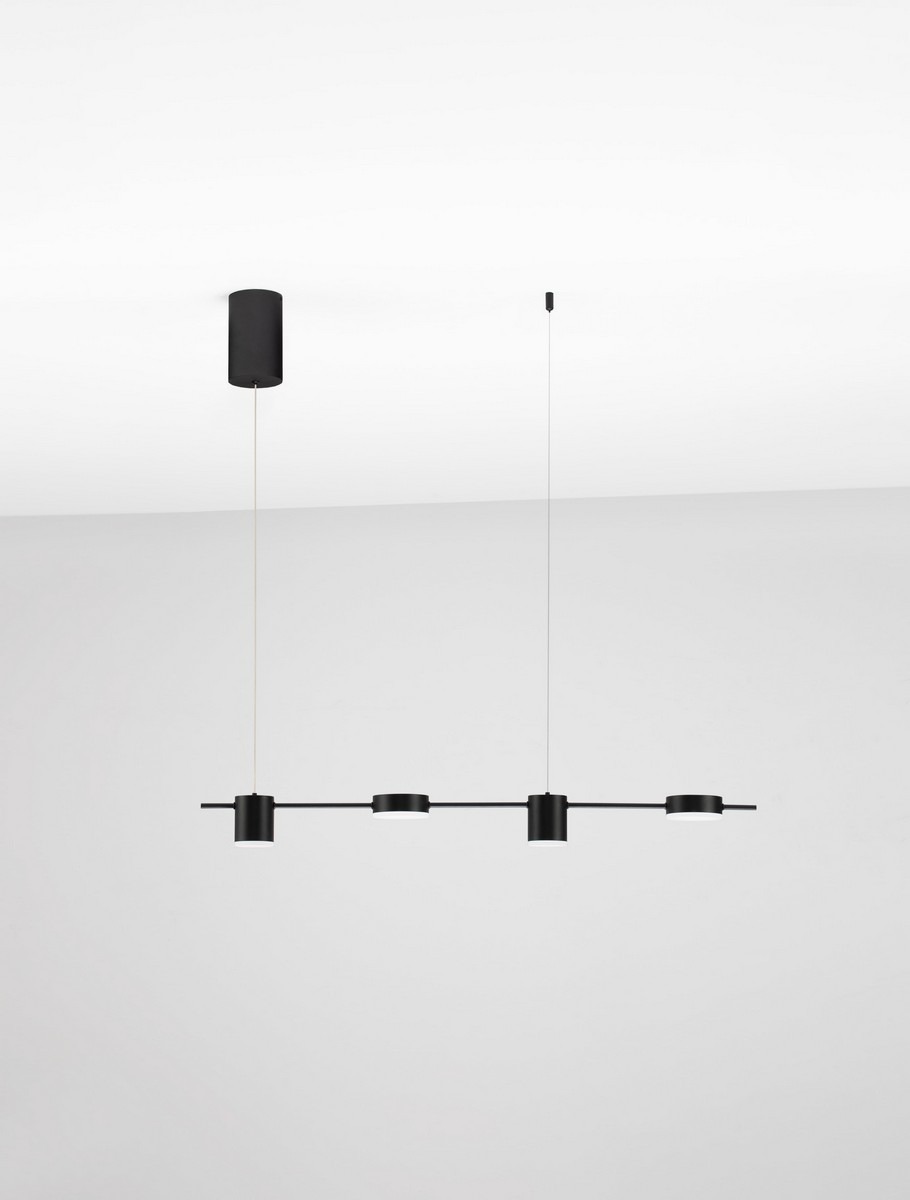 Lampa wisząca Orelvio z czterema źródłami LED 20W w kolorze czarnym. Ułożona poziomo, z minimalistycznym designem i okrągłymi kloszami. Zawieszona na cienkich linkach, montowana do sufitu na prostokątnej podstawie.