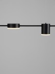 Lampa wisząca Orelvio z sześcioma źródłami LED 20W w kolorze czarnym. Posiada cylindryczne klosze o delikatnym podświetleniu, zawieszone na prostym, minimalistycznym ramieniu. Ujęcie frontalne, na jednolitym tle.