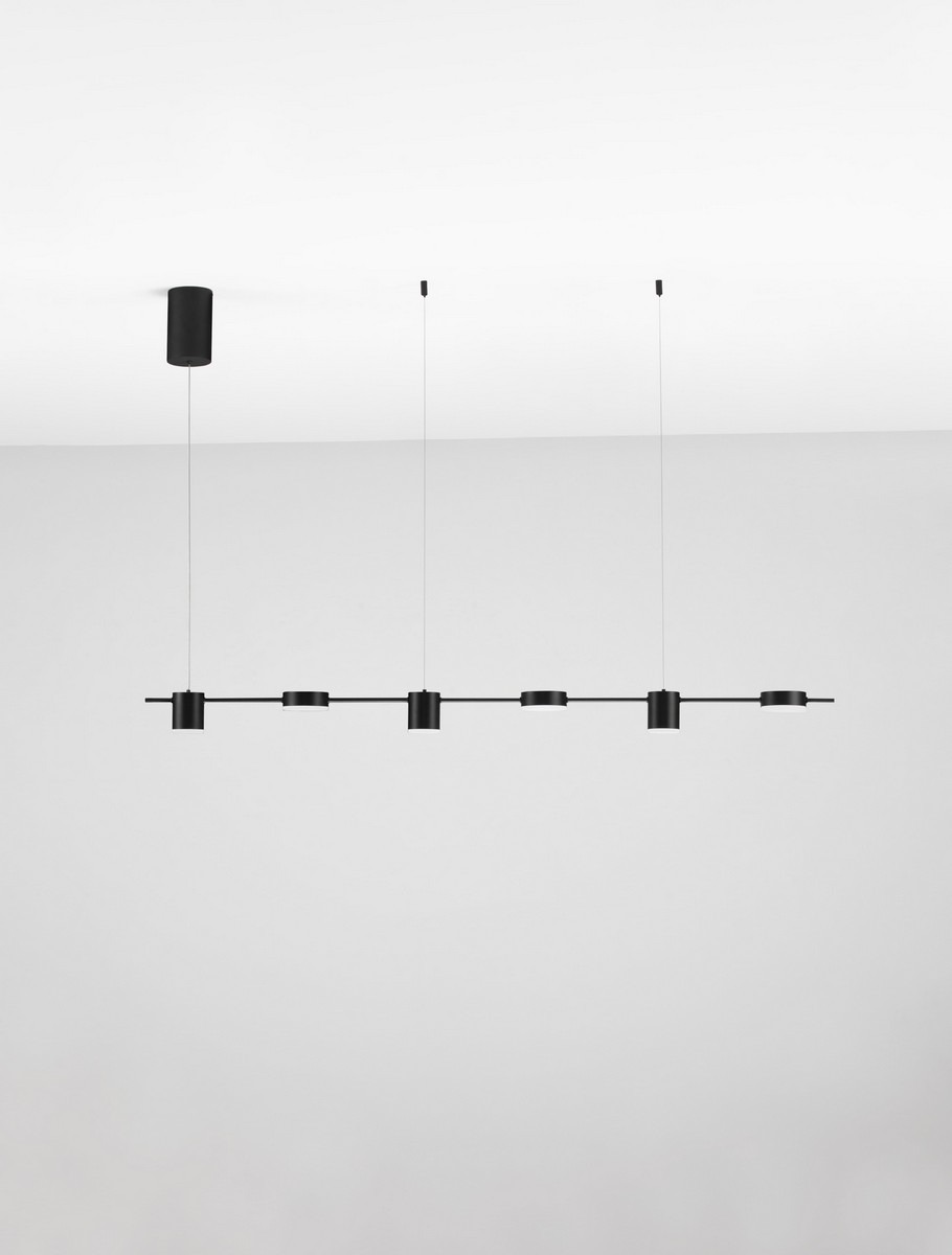 Lampa wisząca Orelvio 6xLED 20W CCT w kolorze czarnym, zawieszona na cienkich linkach. Składa się z sześciu okrągłych źródeł światła zamocowanych na poziomej rurze. Prosty design, minimalistyczny styl, idealna do nowoczesnych wnętrz.