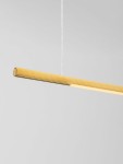 Lampa wisząca Monterzo w kolorze złotym, o prostokątnym kształcie, z rowkowaną fakturą. Posiada źródło światła LED o mocy 20W. Zawieszona na białym kablu, prezentuje nowoczesny design, idealna do aranżacji wnętrz.