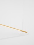 Lampa wisząca Monterzo z jedną żarówką LED 20W w złotym kolorze. Prosty, podłużny kształt z teksturowaną powierzchnią. Zawieszona na cienkim przewodzie, idealna do nowoczesnych wnętrz. Tło białe, co podkreśla elegancję lampy.