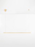 Lampa wisząca Monterzo 1xLED 20W CCT w złotym kolorze, zawieszona na cienkich linkach. Prosty, minimalistyczny kształt, pozioma belka na białym tle, z metalowym mocowaniem sufitowym. Idealna do nowoczesnych wnętrz.
