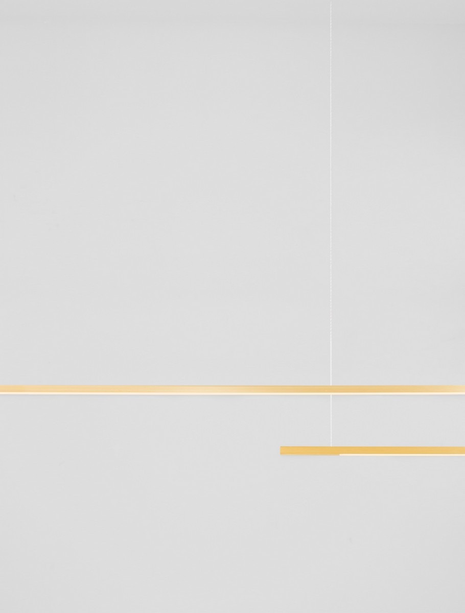 Lampa wisząca Monterzo z dwoma źródłami LED 40W w kolorze złotym. Prezentuje minimalistyczny design z dwoma równoległymi prostokątnymi elementami. Zawieszona na cienkim przewodzie, idealna do nowoczesnych wnętrz.