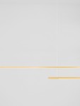 Lampa wisząca Monterzo z dwoma źródłami LED 40W w kolorze złotym. Prezentuje minimalistyczny design z dwoma równoległymi prostokątnymi elementami. Zawieszona na cienkim przewodzie, idealna do nowoczesnych wnętrz.