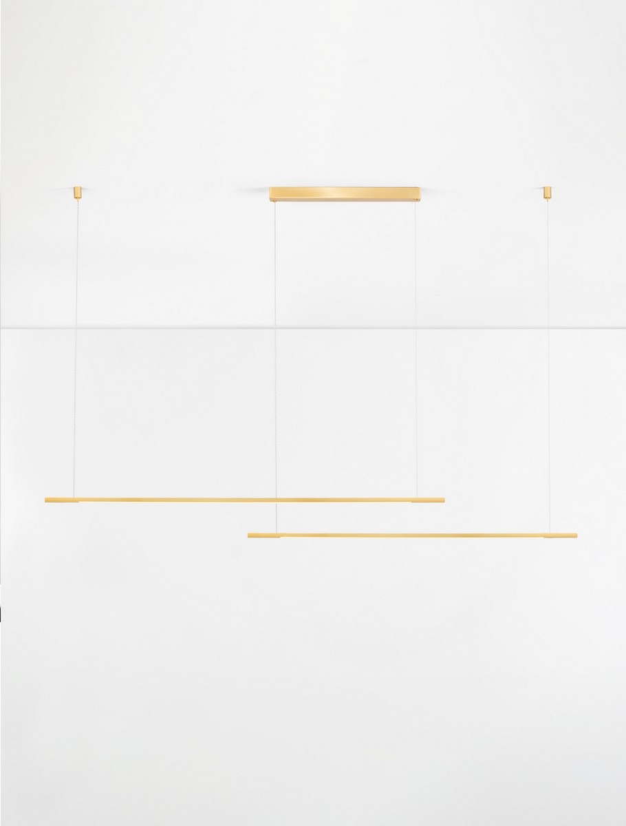 Lampa wisząca Monterzo z dwoma poziomymi źródłami światła LED w kolorze złotym. Ułożona równolegle, zawieszona na cienkich linkach. Prosta, minimalistyczna forma na jasnym tle.