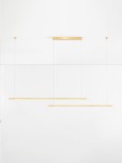 Lampa wisząca Monterzo z dwoma poziomymi źródłami światła LED w kolorze złotym. Ułożona równolegle, zawieszona na cienkich linkach. Prosta, minimalistyczna forma na jasnym tle.
