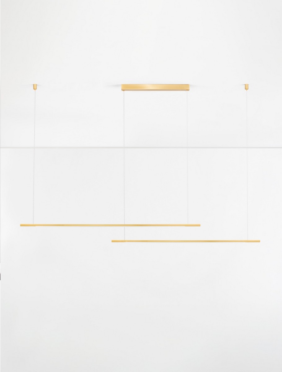 Lampa wisząca Monterzo z dwoma źródłami światła LED 40W, w kolorze złotym. Ułożona poziomo, zawieszona na cienkich żyłkach, z minimalistycznym designem. Białe tło podkreśla elegancki wygląd lampy.