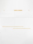Lampa wisząca Monterzo z dwoma źródłami światła LED 40W, w kolorze złotym. Ułożona poziomo, zawieszona na cienkich żyłkach, z minimalistycznym designem. Białe tło podkreśla elegancki wygląd lampy.