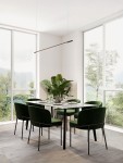 Lampa wisząca Monterzo 1xLED 20W CCT w kolorze czarnym, umieszczona nad stołem w jadalni. Surowy, prostokątny kształt z delikatnym światłem LED, zawieszona na cienkich linkach. W tle widoczna roślina oraz okna z widokiem na zewnątrz.