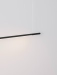 Lampa wisząca Monterzo, czarna, z jedną diodą LED o mocy 20W, w minimalistycznym designie. Ujęcie z góry, lampa zawieszona na cienkim przewodzie, emitująca ciepłe światło, na jasnym tle.