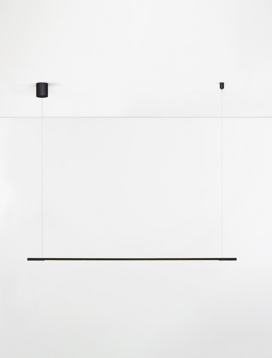 Lampa wisząca Monterzo 1xLED 20W CCT w kolorze czarnym, o minimalistycznym designie. Ujęcie frontalne, zawieszona na cienkich linkach. Prosta, prostokątna forma, idealna do nowoczesnych wnętrz. Tło białe, co podkreśla elegancję produktu.