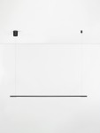 Lampa wisząca Monterzo 1xLED 20W CCT w kolorze czarnym, o prostokątnym kształcie. Zawieszona na cienkich żyłkach, zamocowana do sufitu. Tło białe, minimalistyczne, podkreślające nowoczesny design.