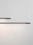Lampa wisząca Monterzo 2xLED 40W CCT w kolorze czarnym, w minimalistycznym stylu. Dwa długie, proste klosze zawieszone na cienkich przewodach, emitujące ciepłe światło. Ujęcie frontalne, na jednolitym, jasnym tle.