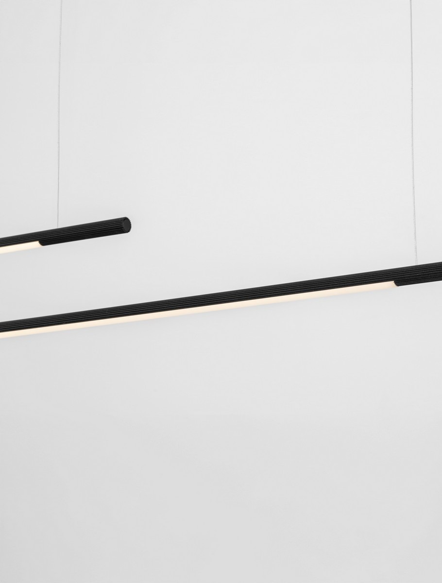 Lampa wisząca Monterzo w kolorze czarnym z dwoma paskami LED o mocy 40W. Ujęcie z góry, pokazujące długość i minimalistyczny design. Tło jasne, podkreślające elegancki wygląd lampy.