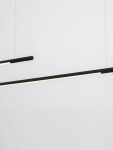 Lampa wisząca Monterzo w kolorze czarnym z dwoma paskami LED o mocy 40W. Ujęcie z góry, pokazujące długość i minimalistyczny design. Tło jasne, podkreślające elegancki wygląd lampy.