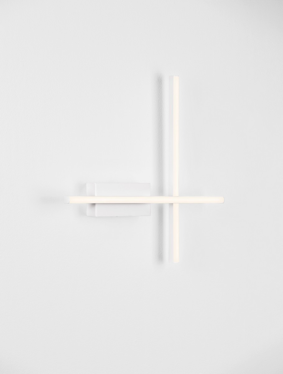 Kinkiet Catervo 2xLED 14W w kolorze białym, zamontowany na ścianie. Posiada dwie poziome, proste listwy LED o minimalistycznym designie. Tło jasne, gładkie, co podkreśla nowoczesny charakter lampy.