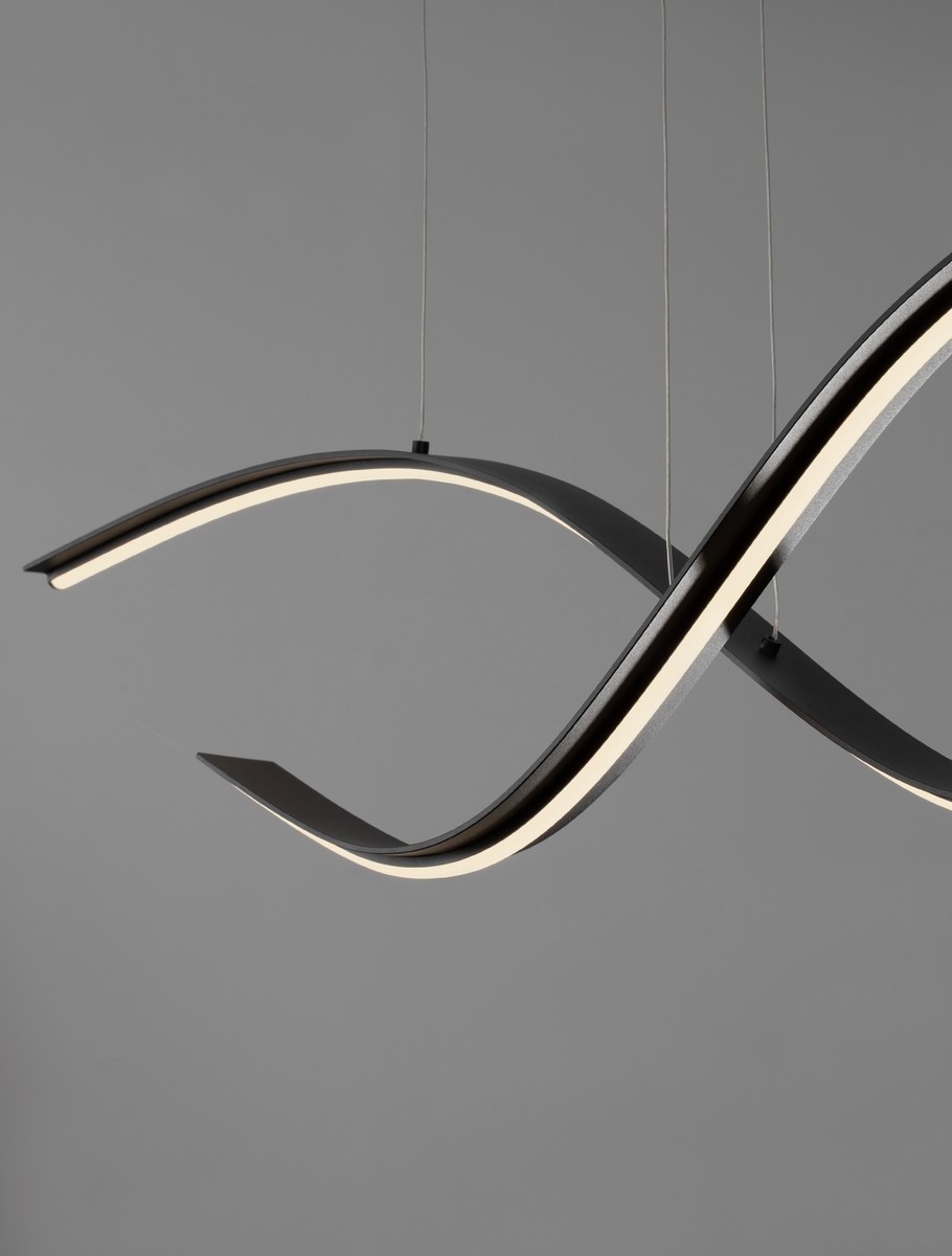 Lampa wisząca Cirvela 2xLED 27W CCT w kolorze czarnym, o nowoczesnym, falistym kształcie. Zawieszona na cienkich linkach, z diodami LED umieszczonymi wzdłuż krawędzi, na jednolitym szarym tle.