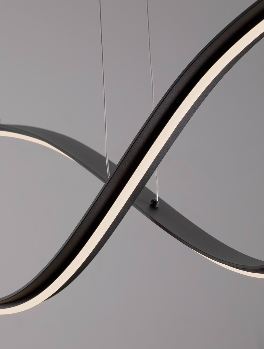 Lampa wisząca Cirvela 2xLED 27W CCT w kolorze czarnym. Posiada nowoczesny, falisty kształt oraz delikatne podświetlenie LED wzdłuż krawędzi. Zawieszona na cienkich linkach, idealna do nowoczesnych wnętrz.