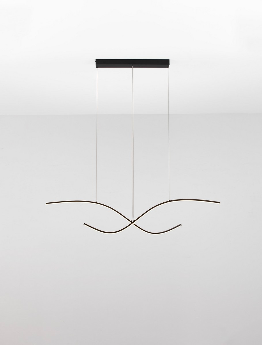 Lampa wisząca Cirvela w kolorze czarnym z dwoma źródłami światła LED 27W CCT. Posiada elegancki, falisty kształt, zawieszona na cienkich linkach, mocowana do prostokątnego sufitu. Tło jasne, minimalistyczne.