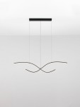 Lampa wisząca Cirvela w kolorze czarnym z dwoma źródłami światła LED 27W CCT. Posiada elegancki, falisty kształt, zawieszona na cienkich linkach, mocowana do prostokątnego sufitu. Tło jasne, minimalistyczne.