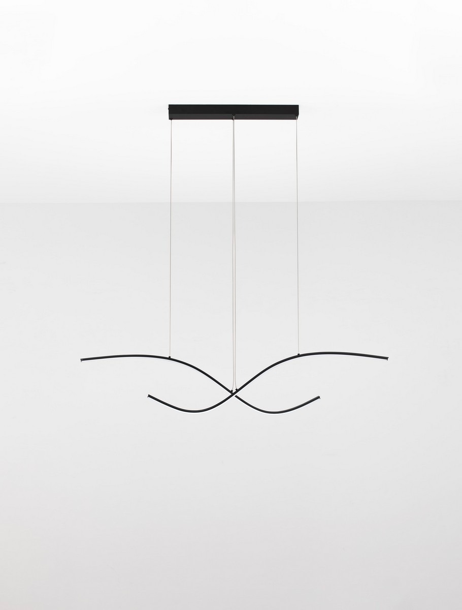 Lampa wisząca Cirvela 2xLED 27W CCT w kolorze czarnym. Posiada dwa zakrzywione elementy świetlne zawieszone na cienkich linkach z metalowym stelażem. Ujęcie frontalne, na jednolitym tle.